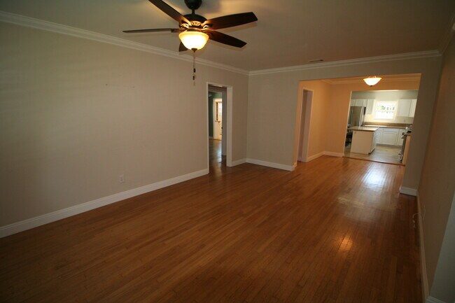 Foto del edificio - 8318 Gonzaga Ave