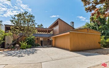 Building Photo - 515 N Roxbury Dr