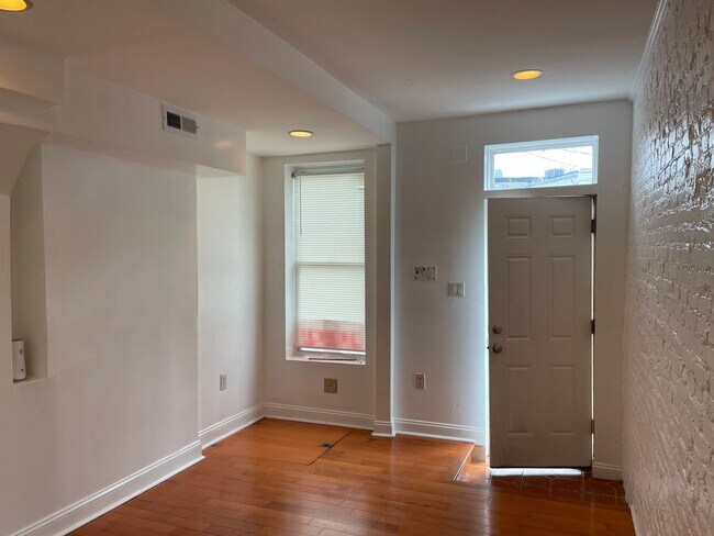 Foto del edificio - Charming 2-Bedroom, 1.5-Bathroom Brick Townhouse in Pigtown