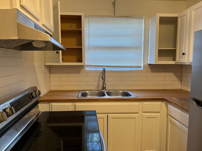 Building Photo - 340 Tiny Pl