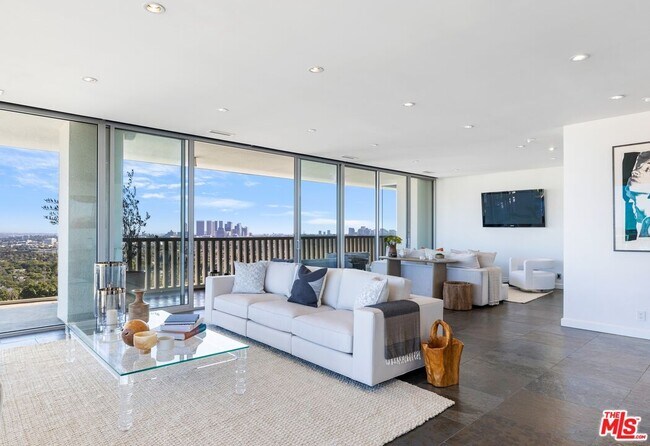 Foto del edificio - 9255 Doheny Rd