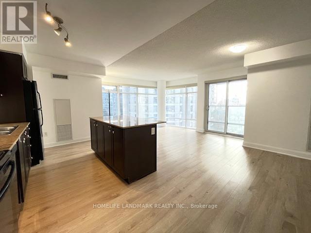 Building Photo - 2191 Yonge St