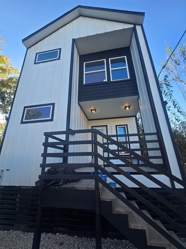 Building Photo - 2207 Des Chaumes St