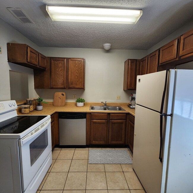 Building Photo - Townhome Available in October!