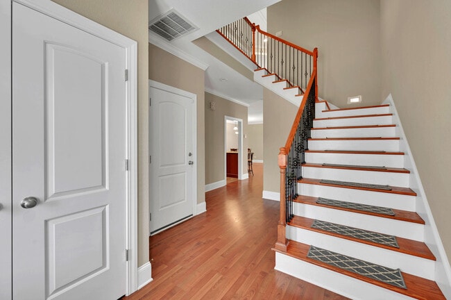 Foto del edificio - 2401 Dovedale Ct