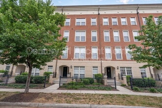 Building Photo - 8007 Crescent Park Dr