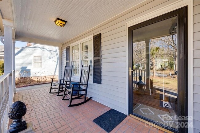 Building Photo - 952 Waverly Ave