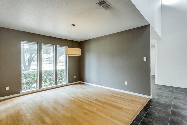 Building Photo - 3864 Royal Ln