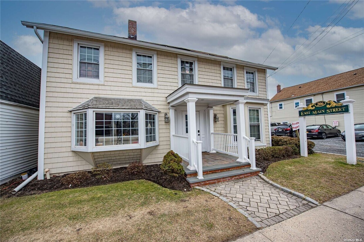 206 E Main St Unit 2C, Babylon, NY 11702 Room for Rent in Babylon, NY