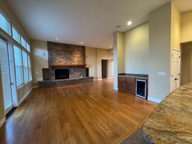 Building Photo - Broken Top Gated Community