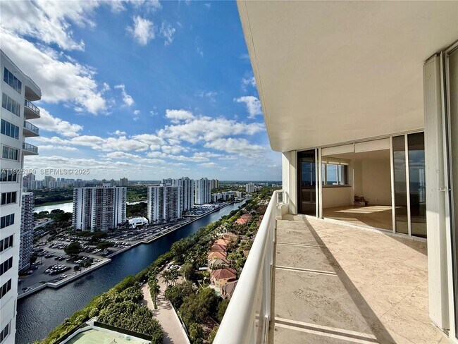 Foto del edificio - 3801 NE 207th St