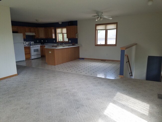 Foto del edificio - Spacious 4 Bedroom 2 Bath