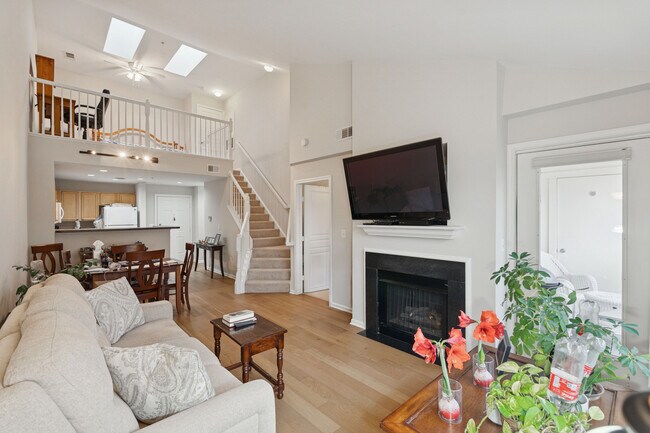 Unidad tipo loft de dos niveles - 12000 Market St