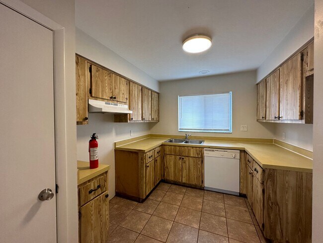 Building Photo - 2 Bed/1 Bath recently updated unit in SW G...