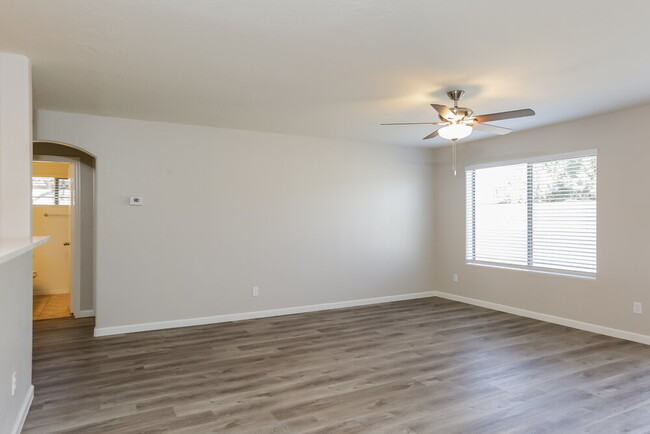 Building Photo - 2724 E Paradise Ln