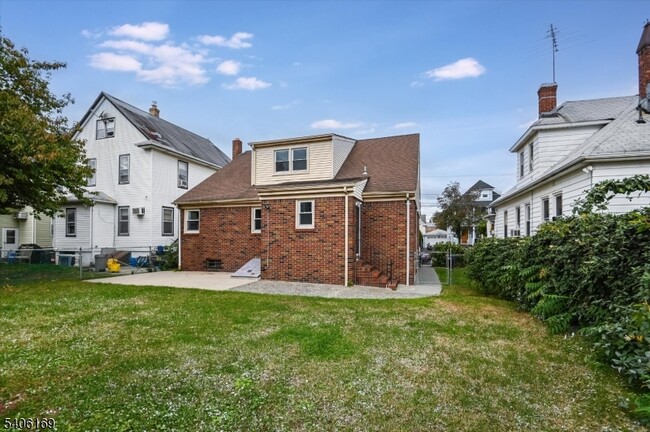 Building Photo - 13 Knapp Ave