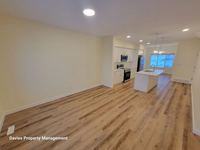 Photo du bâtiment - 4582 Warbler Loop NW