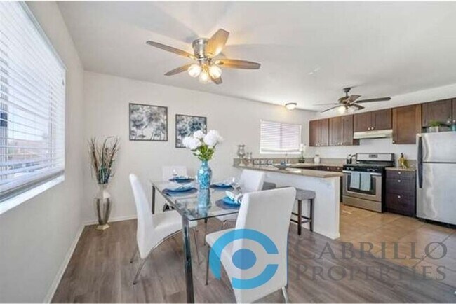 Foto del edificio - 4523 Winona Ave