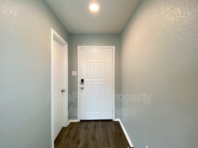 Building Photo - 530 Sanderling