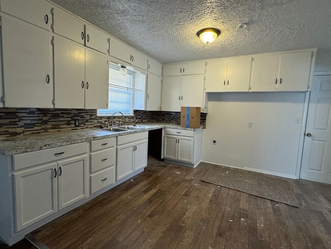 Building Photo - 14 NW 35th- Half off first months' rent!!