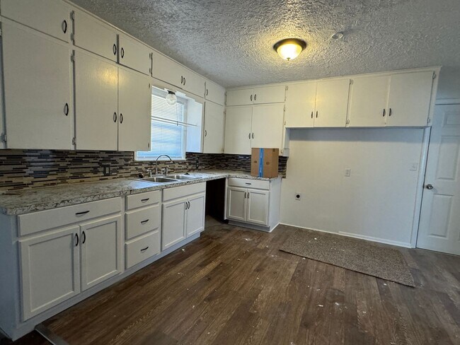 Foto del edificio - 14 NW 35th- Half off first months' rent!!
