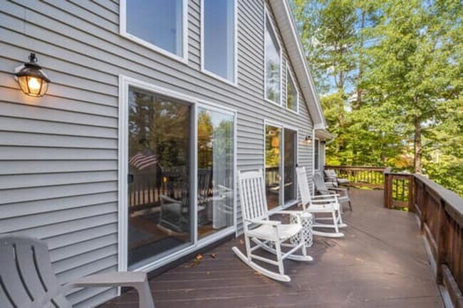 Building Photo - Spacious & Comfortable 4 Bedroom House - C...