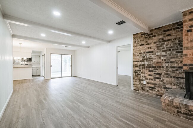 Foto del edificio - 3311 Palm Desert Ln