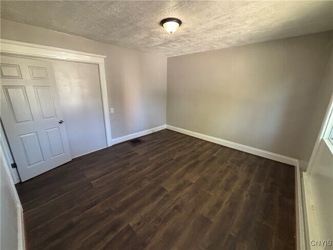 Foto del edificio - 1070 S Geddes St