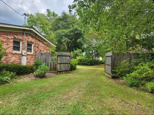 Building Photo - 3 Bed 1.5 Bath Brick House