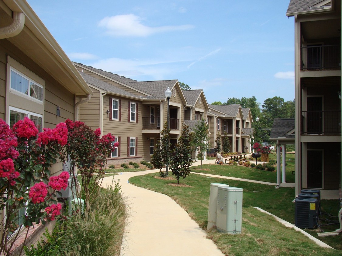 Exterior View - Spring Lake Apartments