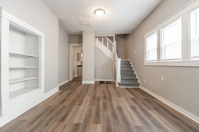 Building Photo - 2425 N Kenwood Ave