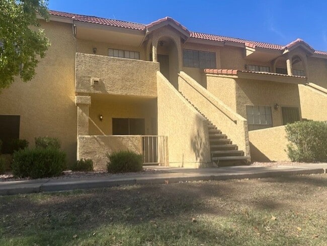 Building Photo - Move in ready 1 bedroom condo with garage!