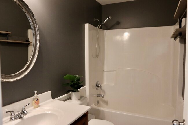 Building Photo - 202 Gemstone Ct