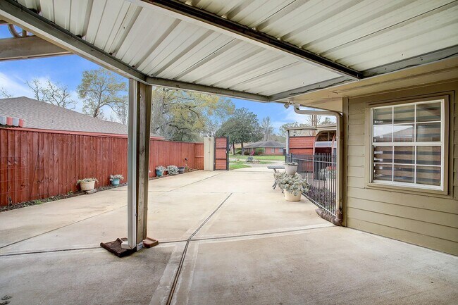 Foto del edificio - 5303 Tallow Ln