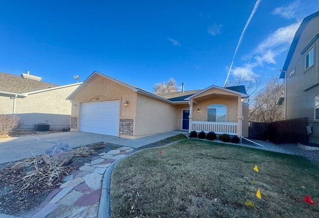 Photo - Beautiful home in Pulpit Rock with Stunning Mountain Views