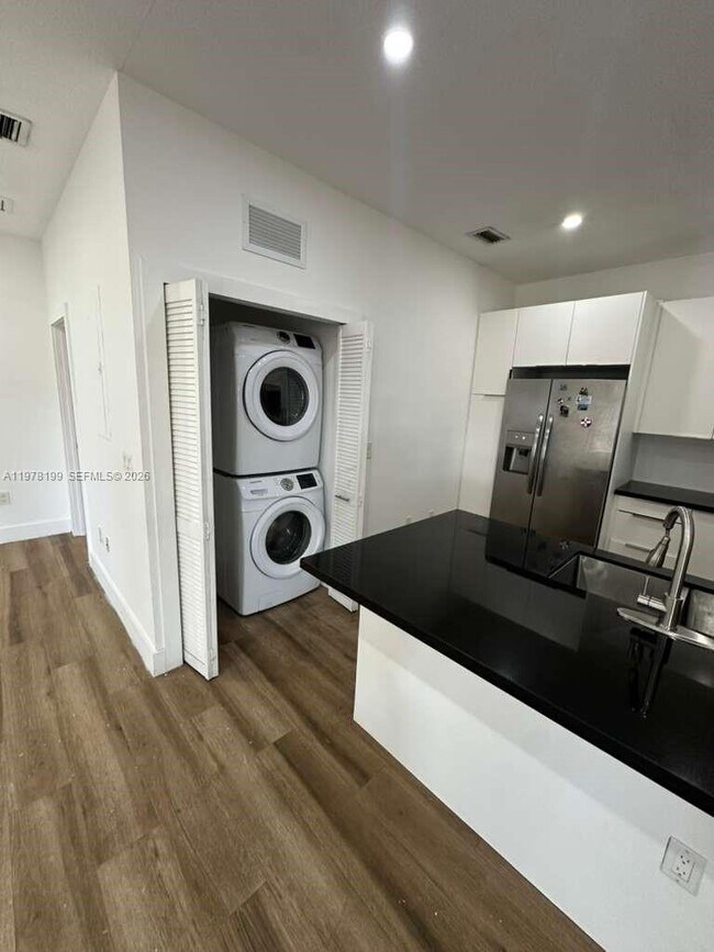 Foto del edificio - 9999 NW 23rd Ave