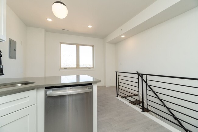 Building Photo - 5617 Sansom St