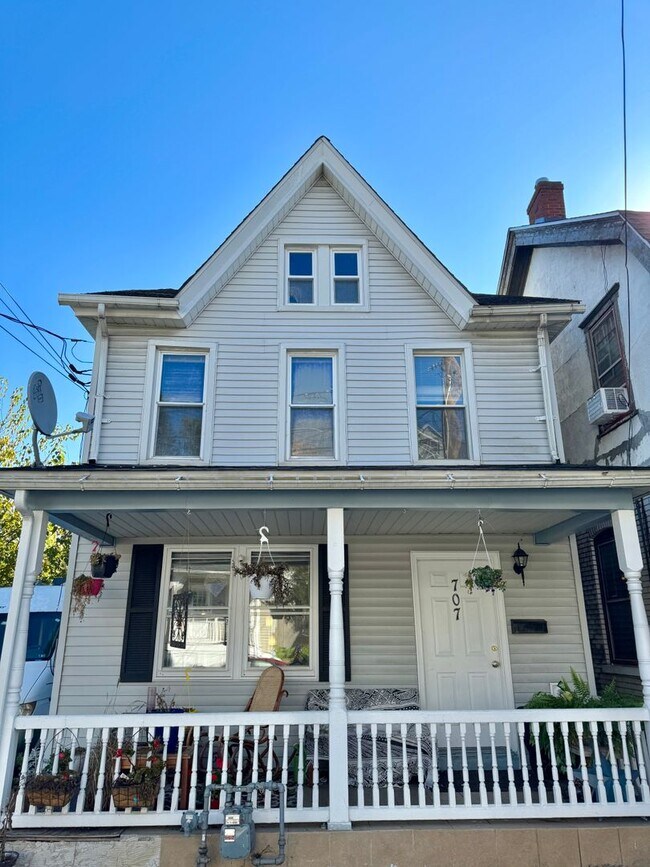 Building Photo - TWO Bedroom Apartment w Shared Off street ...