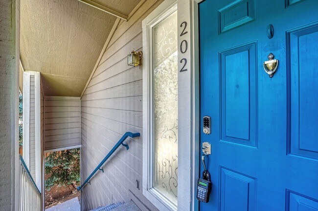 Foto del edificio - $2,100 - 2-Bed, 2-Bath Condo in Highlands ...