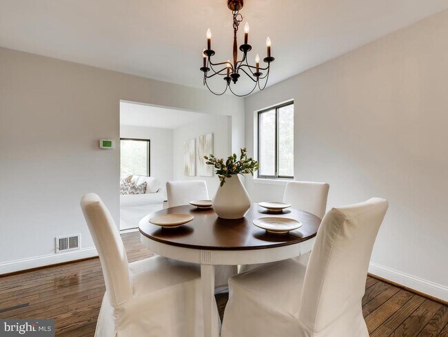 Foto del edificio - 438 Five Farms Ln