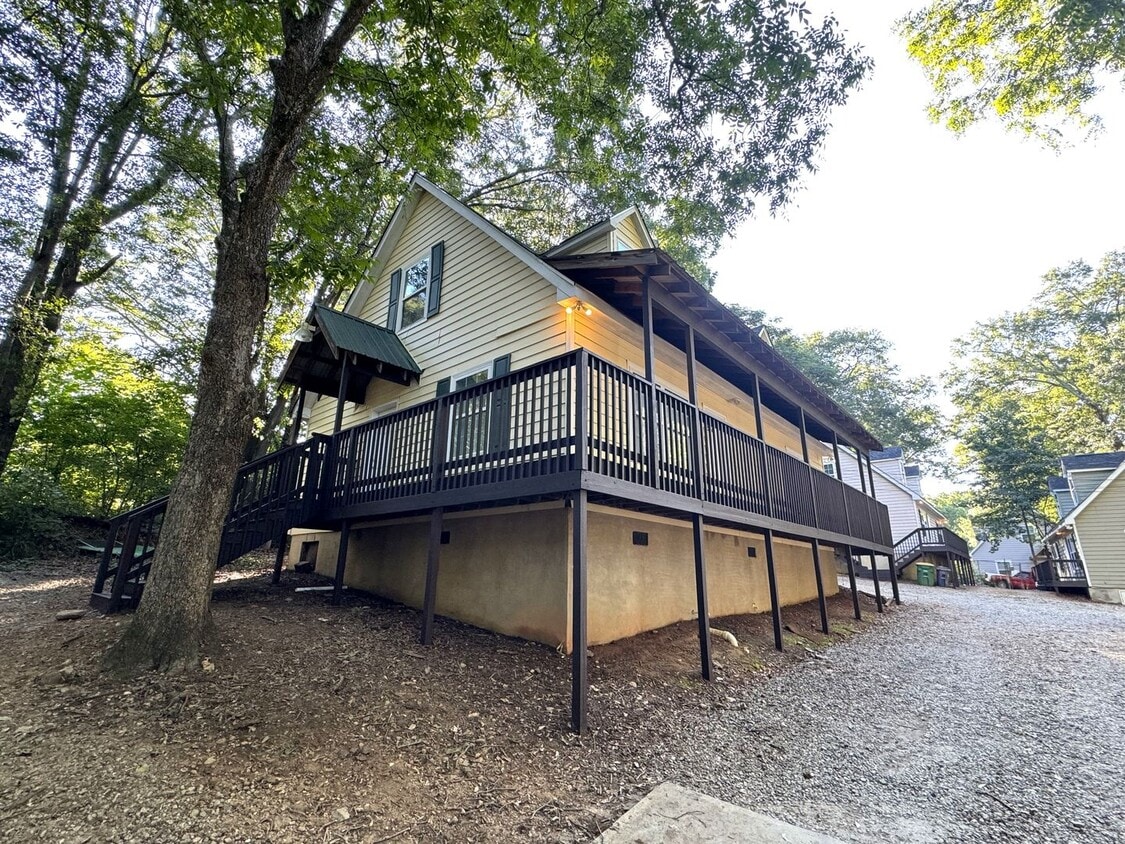 Primary Photo - 4br House FOR RENT - less than 1 mile from...