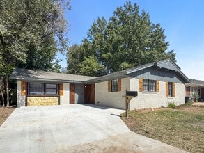 Building Photo - 513 Manor Dr