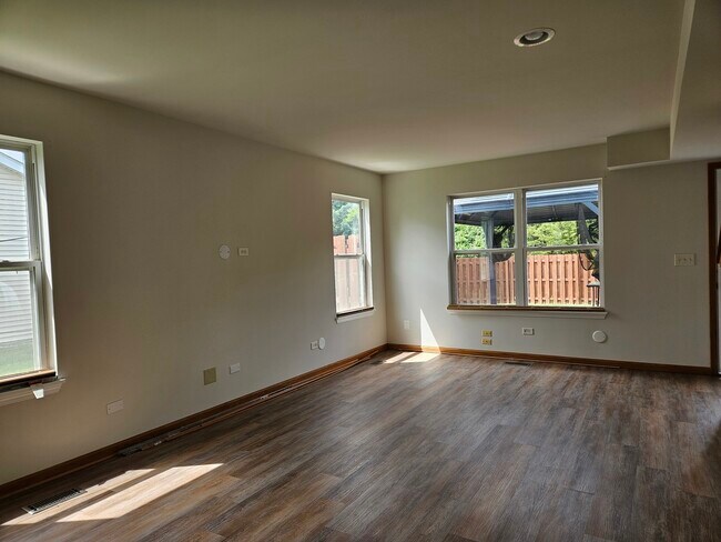 Building Photo - 2513 Sumac Dr