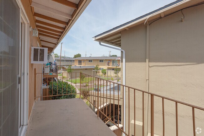 2BR, 1.5BA - 767 SF - Mountain View Apartments