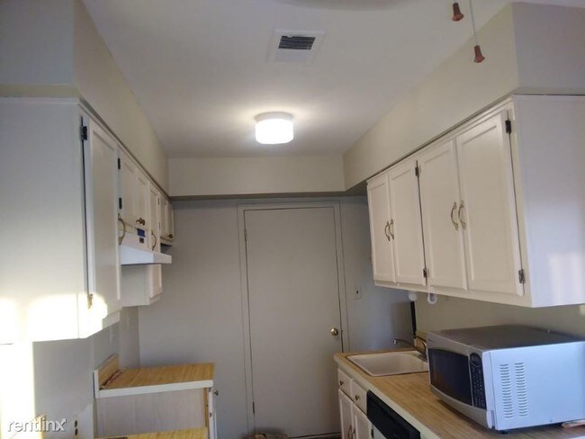 Building Photo - 2 br, 2.5 bath Townhome - 14 Brandis Lane