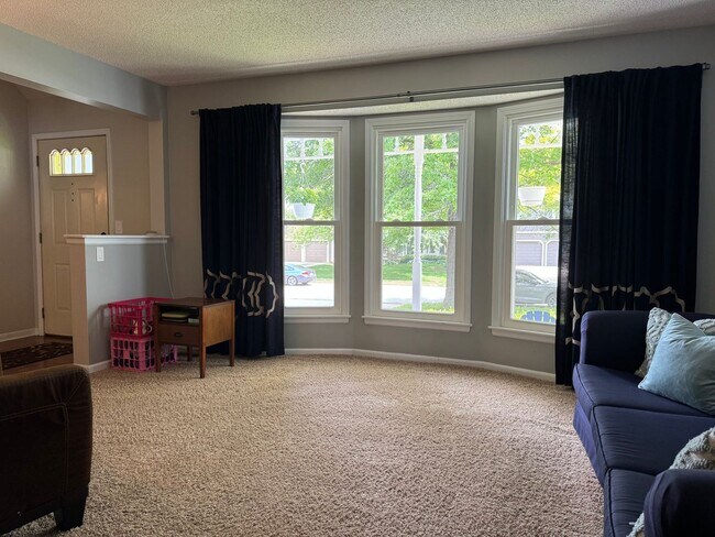 Building Photo - {14424} Lovely Lenexa Home + Fenced Backya...