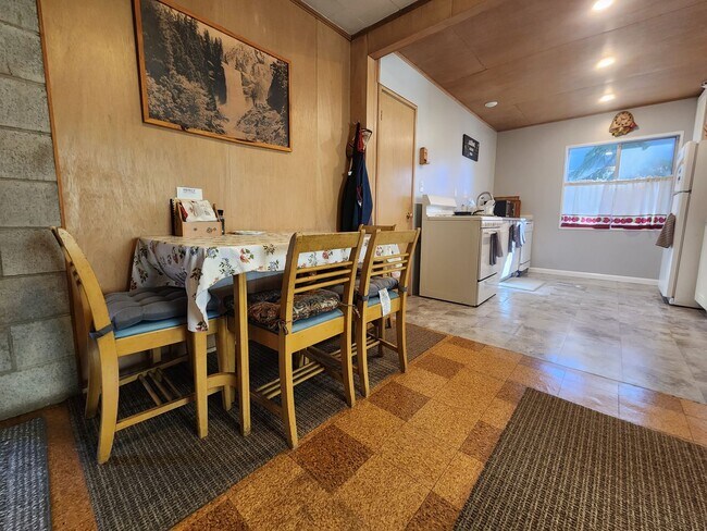 Foto del edificio - SKI LEASE: Close to Bus Line, Full Kitchen...