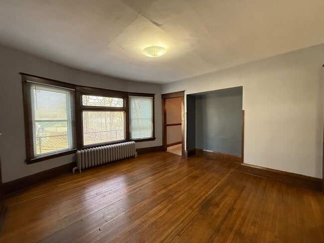 Building Photo - 950 Arkwright St N