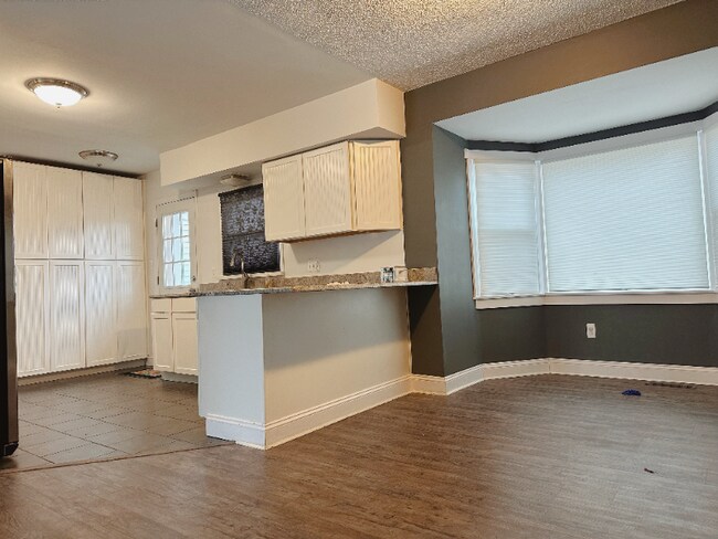 Building Photo - 671 Crest Ln E