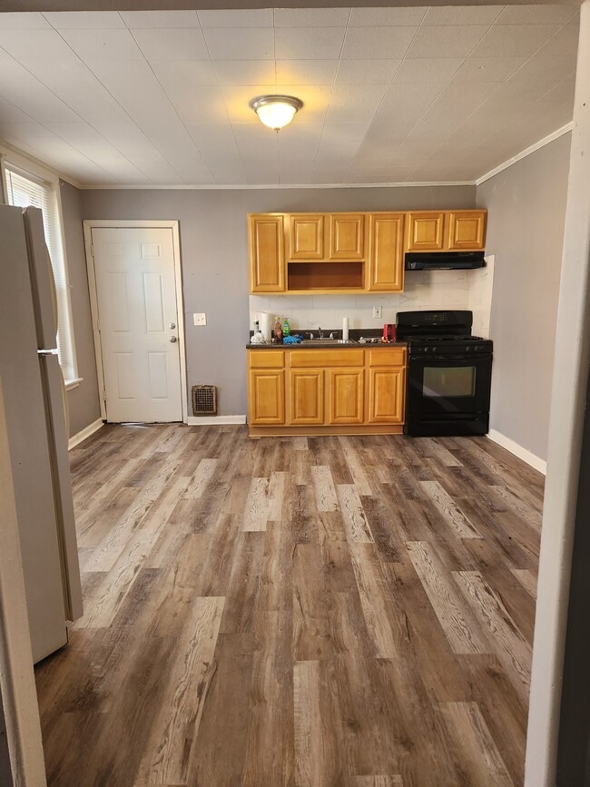 Building Photo - 916 N 6th St